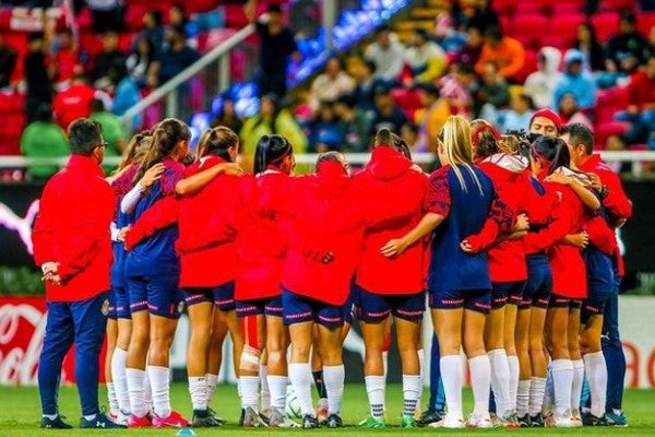 Jugadoras de Chivas celebran