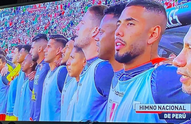 Santiago Ormeño cantando el himno de Perú