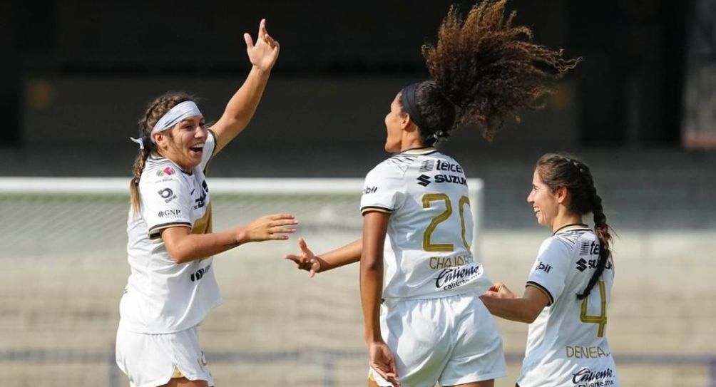 Jugadoras de Pumas festejando un gol