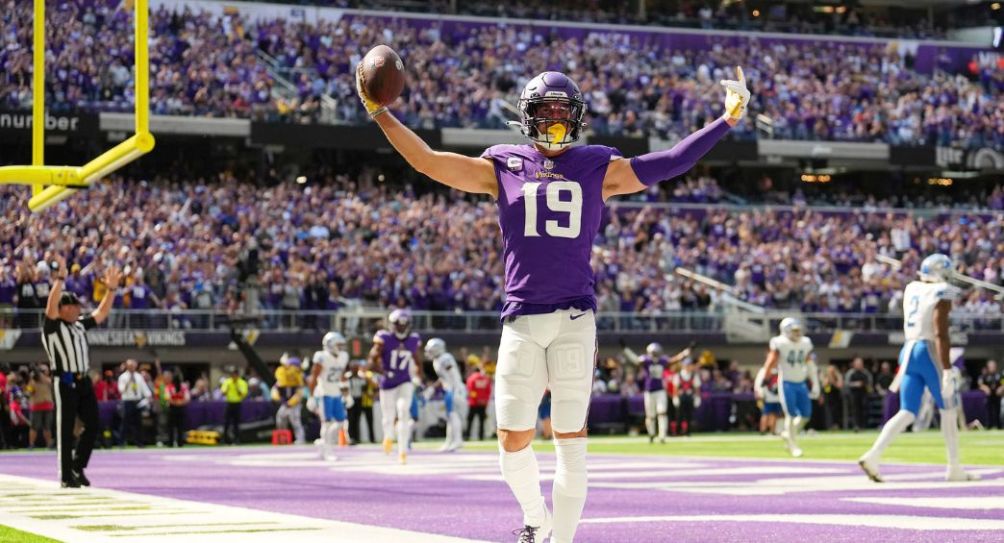 Adam Thielen festejando un touchdown