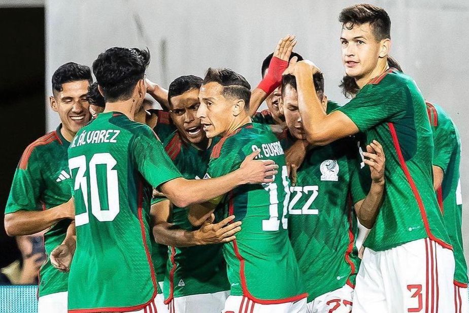 El Tri celebrando el gol y la victoria ante Perú