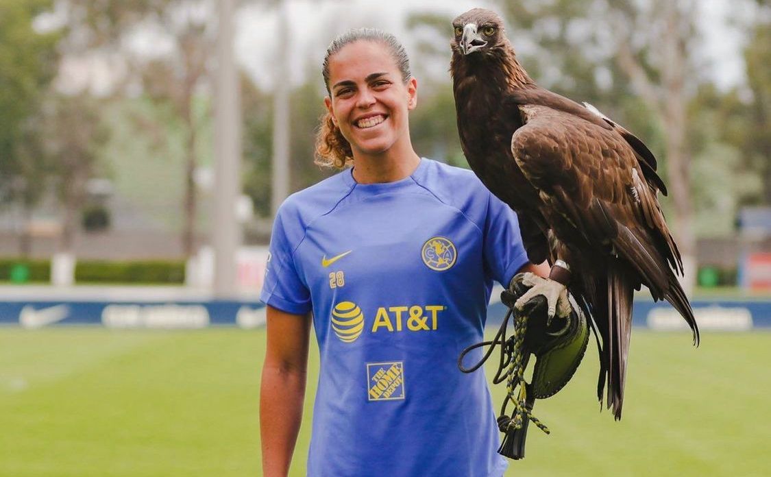 Andrea Falcón con el águila del América