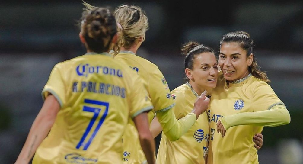 Jugadoras de América Femenil festejando un gol