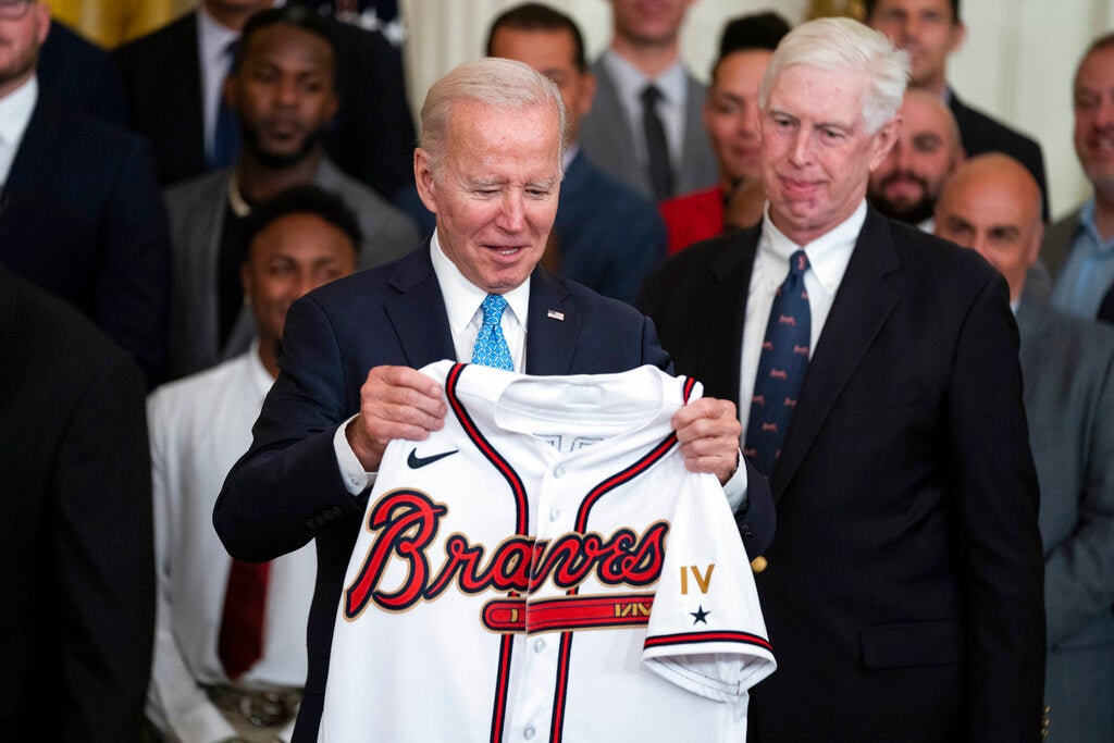 El presidente Joe Biden con el jersey de los Bravos de Atlanta