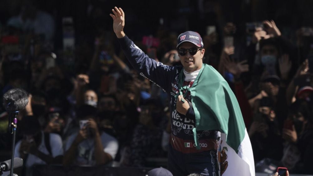 Checo Pérez con la bandera de México