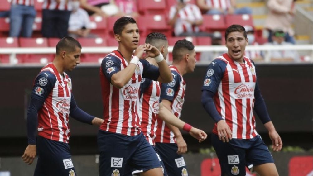 Los jugadores de Chivas celebrando un gol