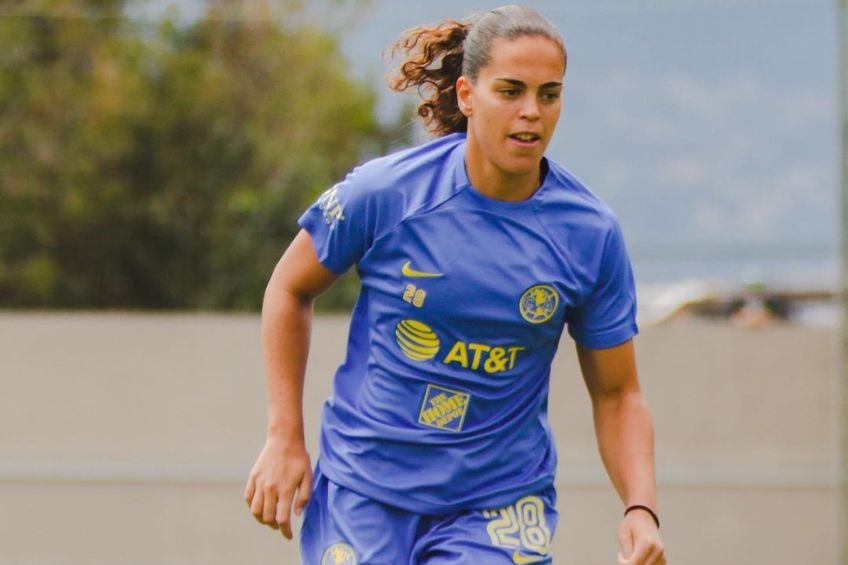 Andrea Falcón entrenando con América Femenil