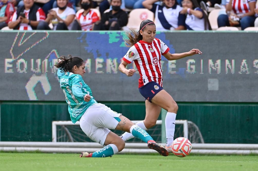 Maria Gordillo y Rubí Soto disputando el balón