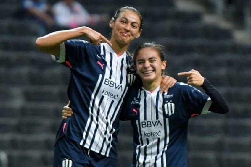 Jugadoras de Rayadas festejando un gol