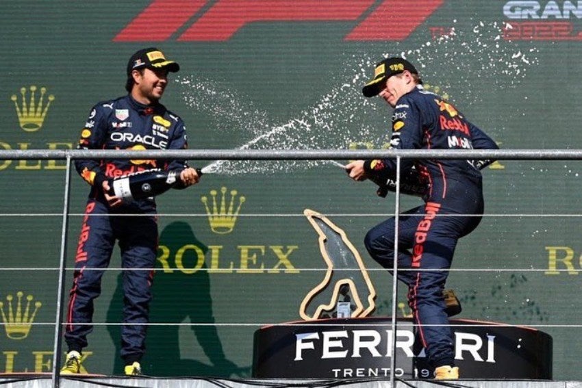 Checo y Verstappen tras un podio 