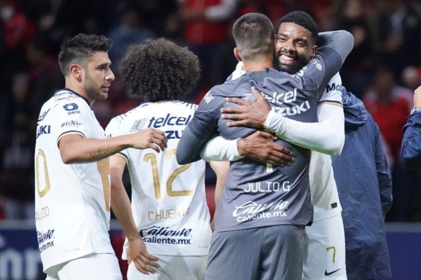 Jugadores de Pumas festejando un gol