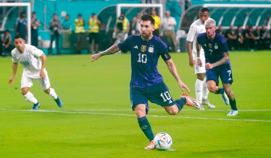 Messi cobra penalti ante Honduras