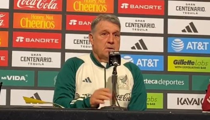 Martino en conferencia