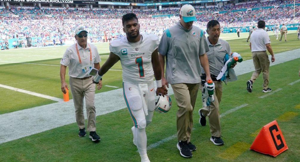 Tua Tagovailoa durante un partido de los Dolphins