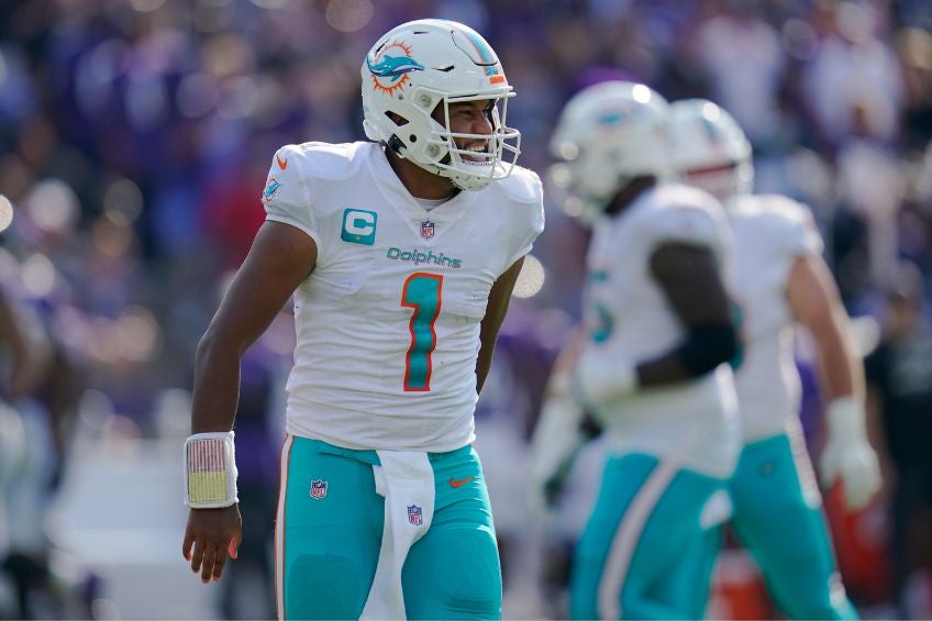 Tua Tagovailoa durante un partido de los Dolphins