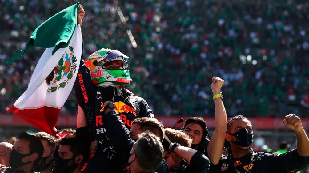 Checo Pérez celebra tras el Gran Premio de México