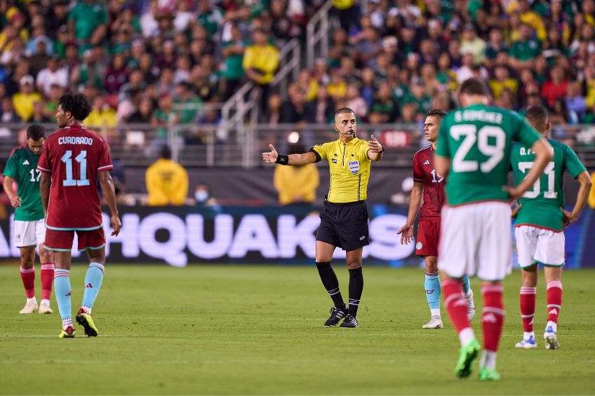 Árbitro deteniendo el partido