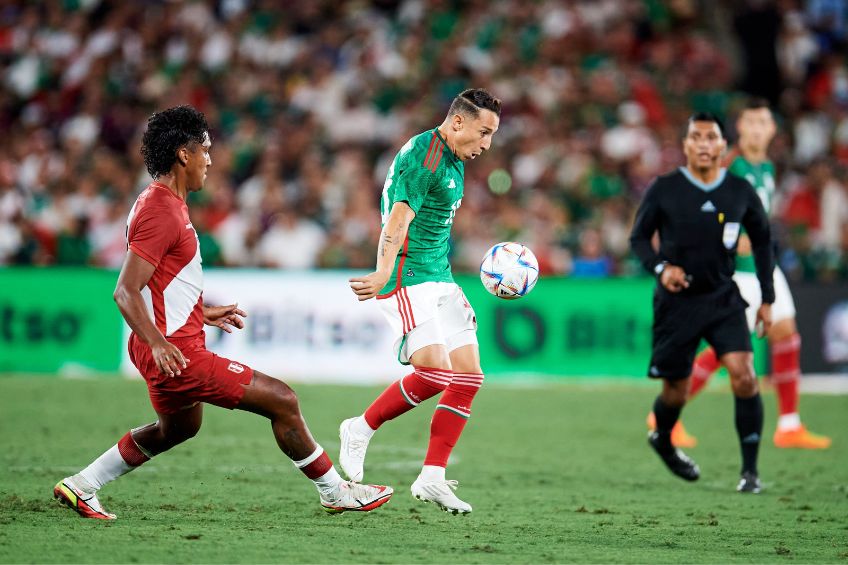 Andrés Guardado durante un partido de México