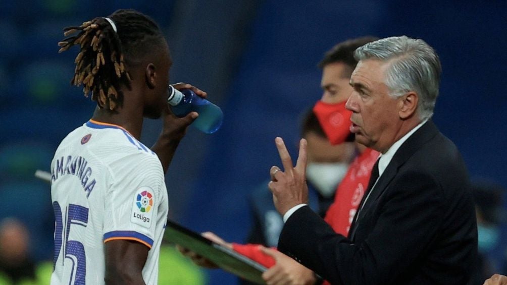 Camavinga recibe indicaciones de Ancelotti