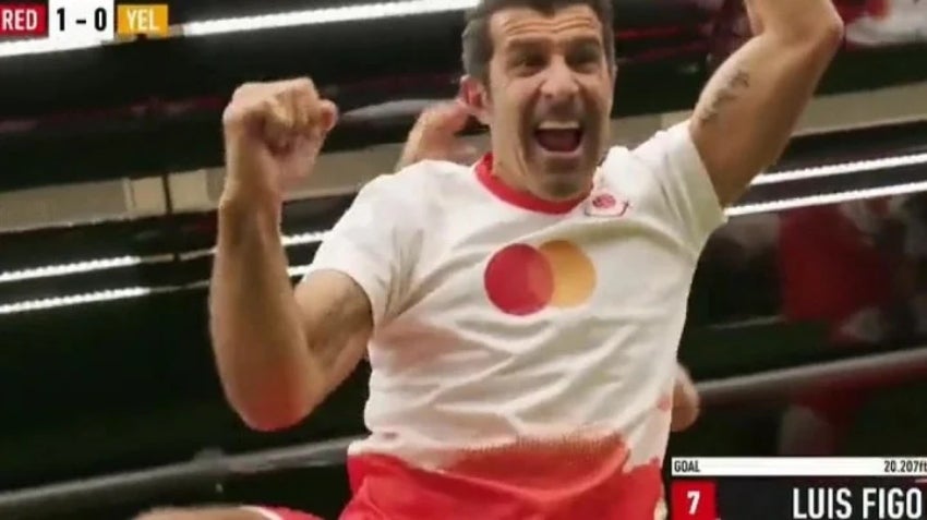 Luis Figo jugando en las alturasº