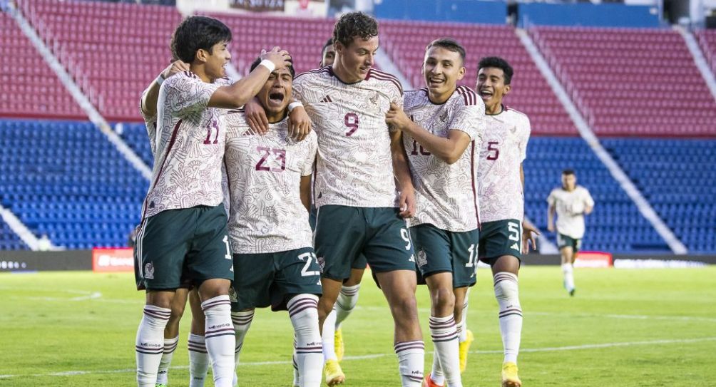 Jugadores de México festejando un gol