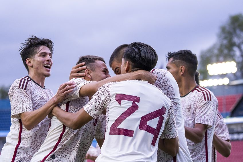 Jugadores de México festejando un gol