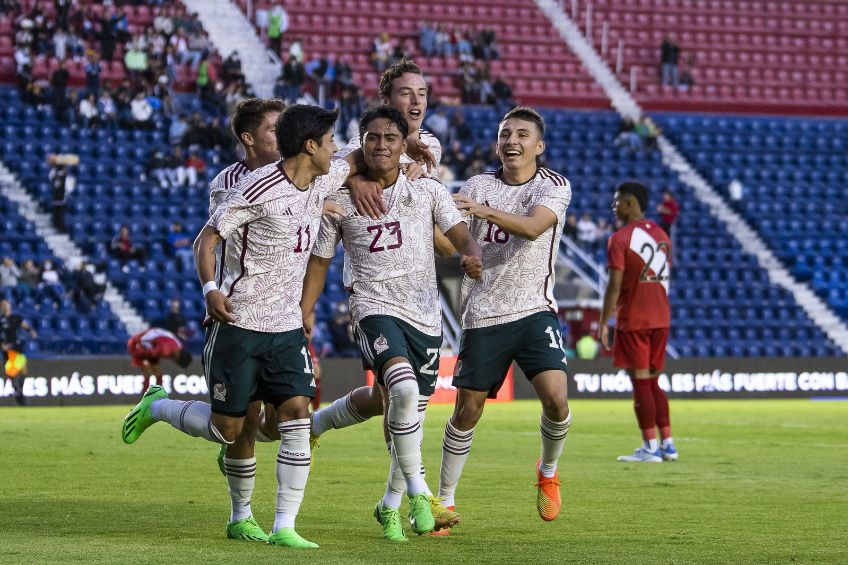 Jugadores de México festejando un gol