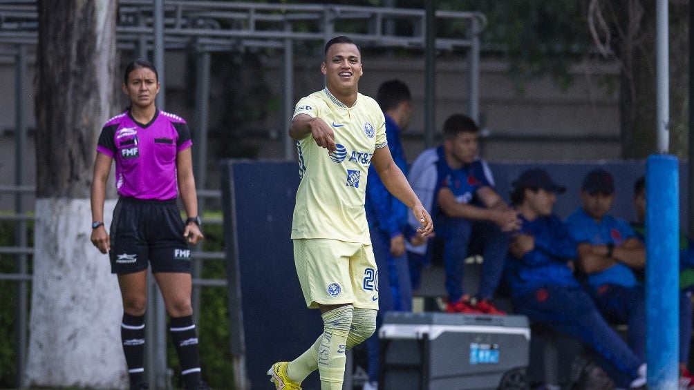 Román Martínez durante un partido con América Sub 20