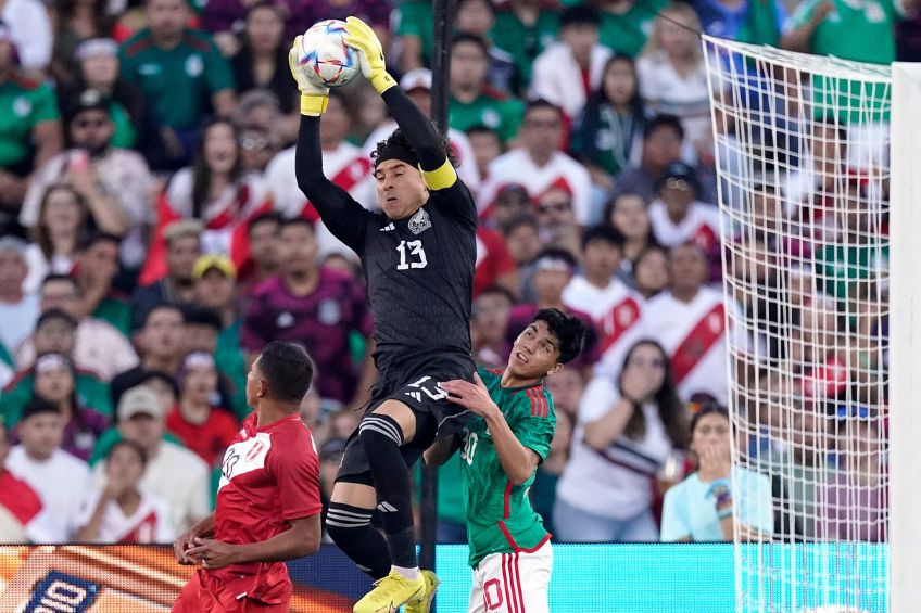 Guillermo Ochoa durante un partido de México