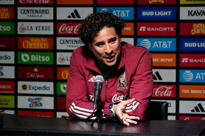 Guillermo Ochoa durante una conferencia de prensa