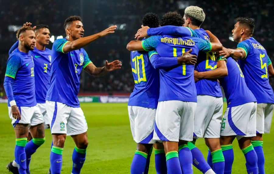 Brasileños celebran gol ante Túnez