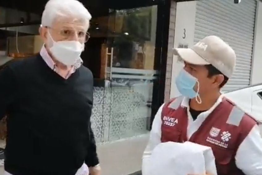 Padre de Mauricio Tabe junto a un trabajador de la CDMX