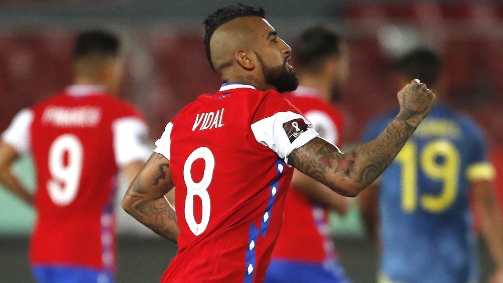 Arturo Vidal en un partido de Chile