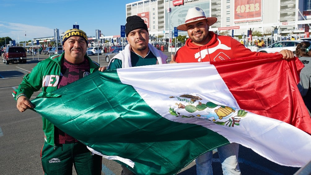 Afición mexicana en el partido vs Colombia