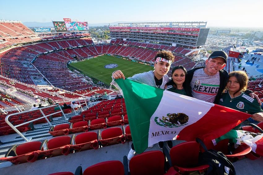 Afición mexicana en el partido vs Colombia