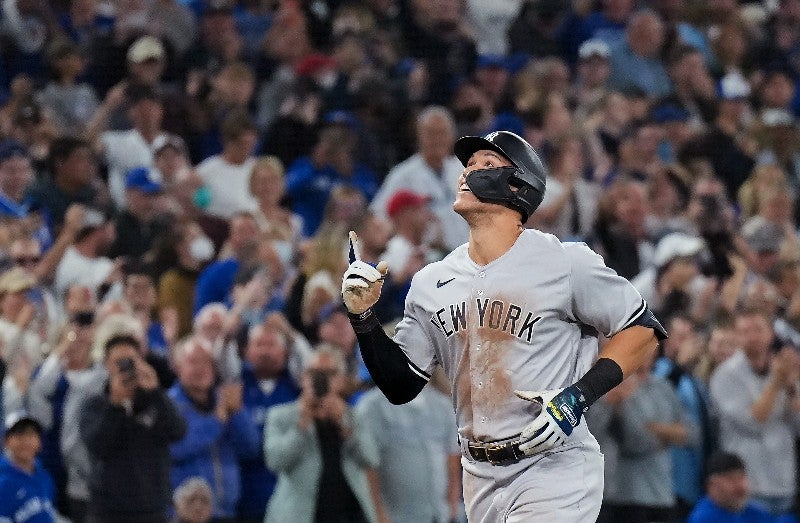 Aaron Judge celebra su cuadrangular número 61 de la temporada