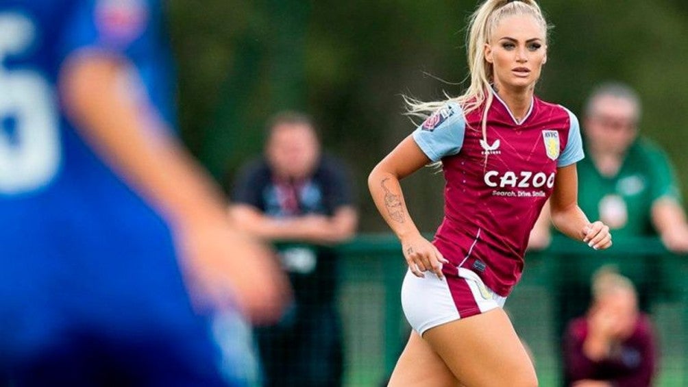 Alisha Lehmann en partido con Aston Villa