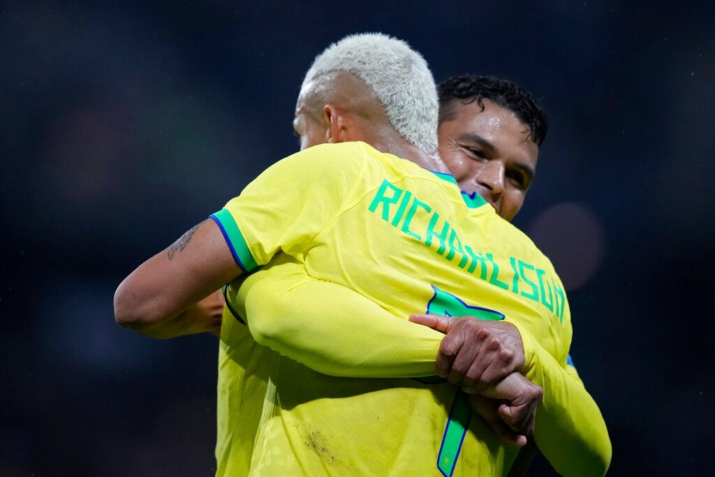 Thiago y Richarlison en festejo con Brasil