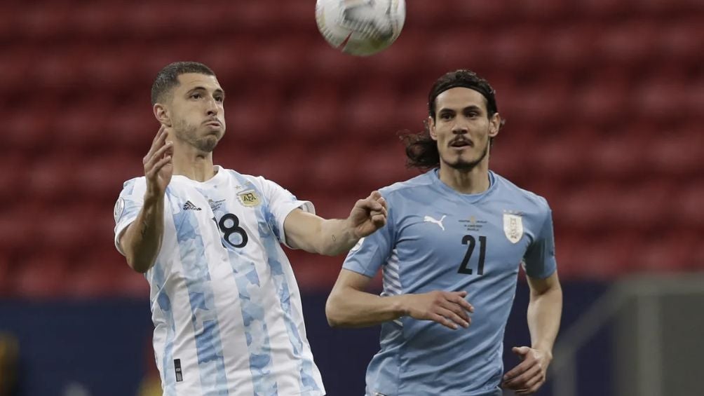 Rodríguez pelea un balón contra Cavani