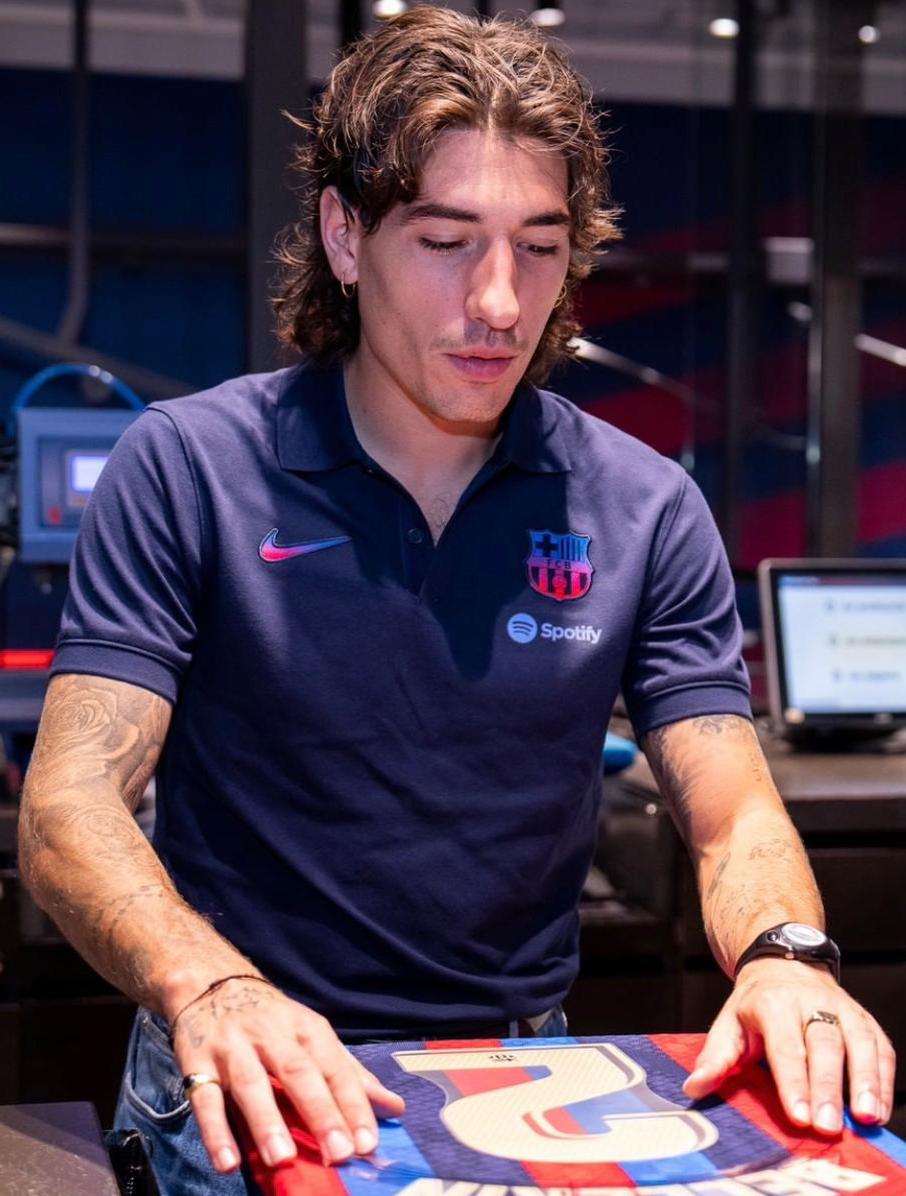 Bellerín estampando su playera