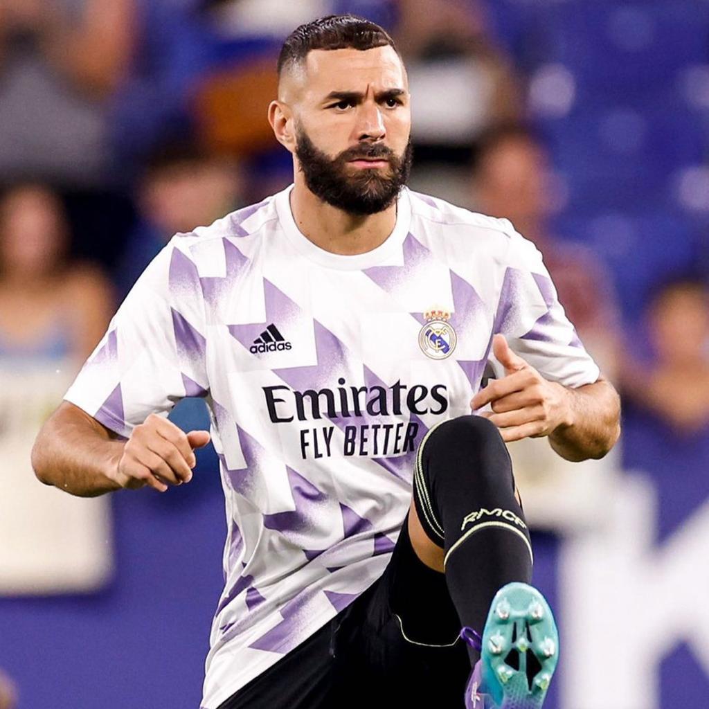 Benzema en el calentamiento previo a un juego con el Madrid 