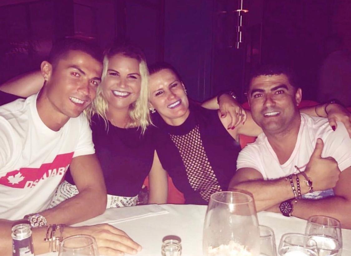 Cristiano cenadno en familia