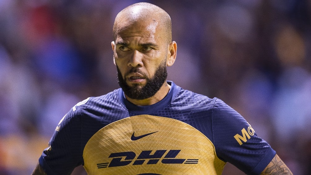 Dani Alves durante un partido con Pumas