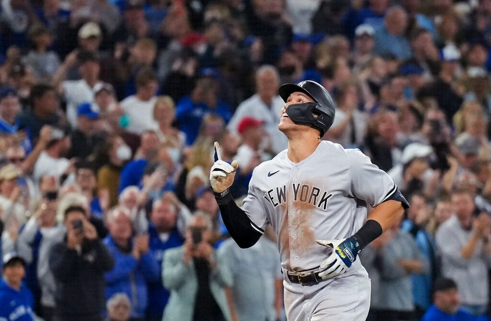 Aaron Judge festeja su cuadrangular 61 en la temporada