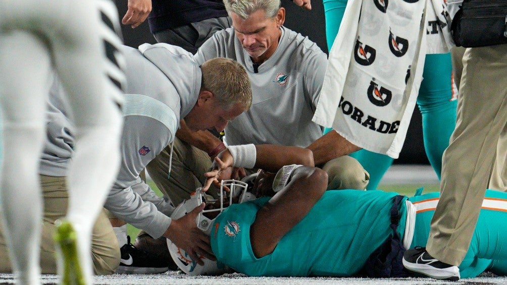 Tua Tagovailoa de los Dolphins sufrió conmoción en la cabeza ante Bengals