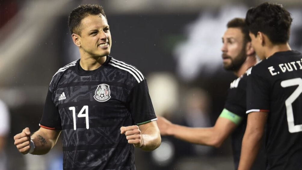 Hernández celebra un tanto con el Tri