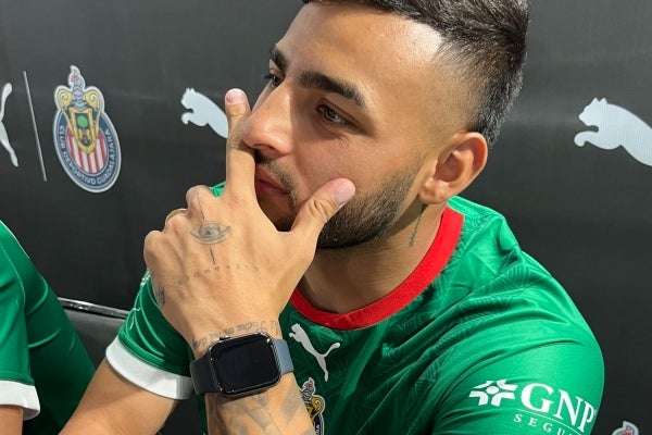 Alexis Vega posando con la nueva piel