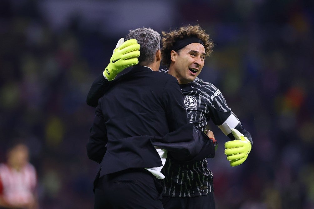 Ortiz abraza a Guillermo Ochoa