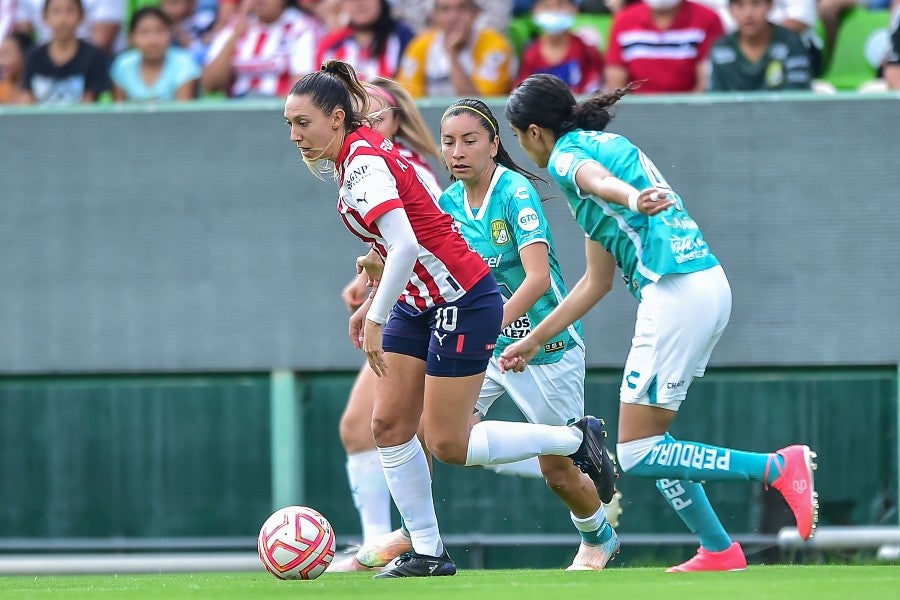 Adriana Iturbide durante un partido con Chivas