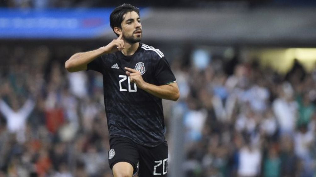 Rodolfo Pizarro festejando un gol con la Selección